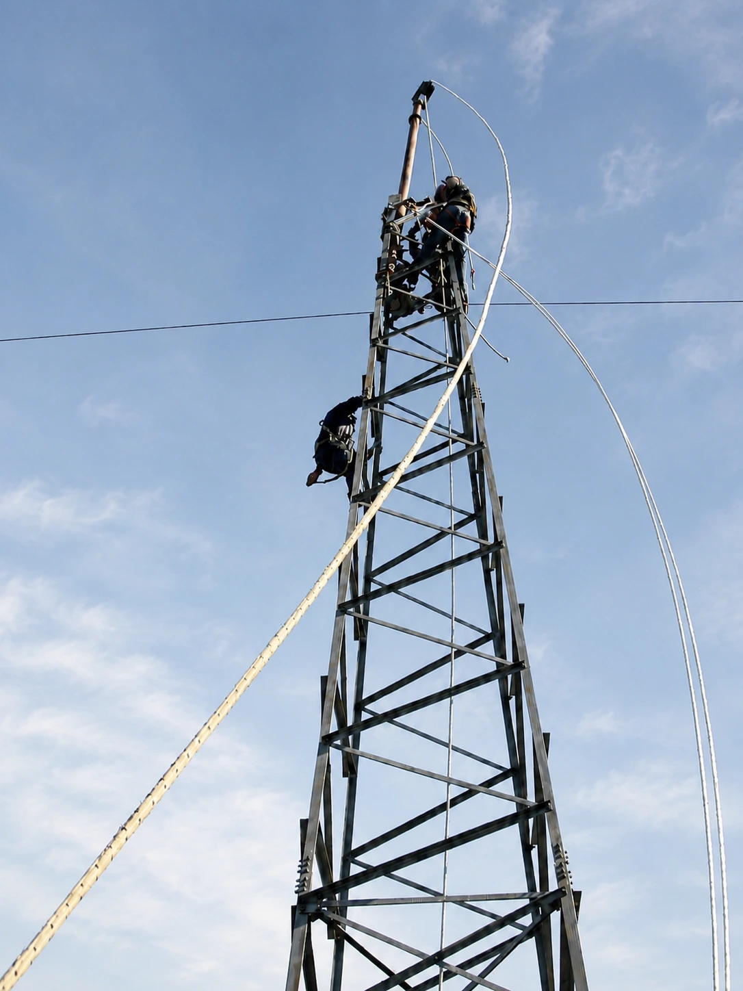 Técnico realizando tareas de mantenimiento en infraestructura eléctrica de TRANSNEA