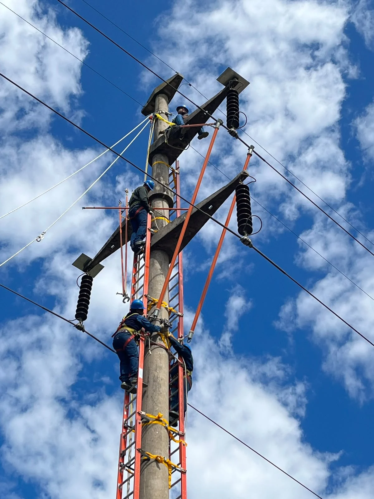 Tareas de mantenimiento sobre infraestructura eléctrica de TRANSNEA